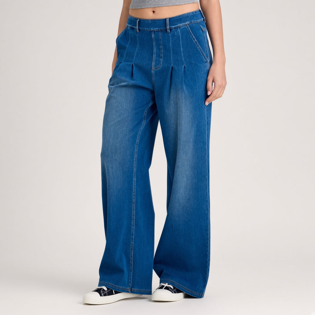 Relaxed Pleated Wide-Leg Jeans
